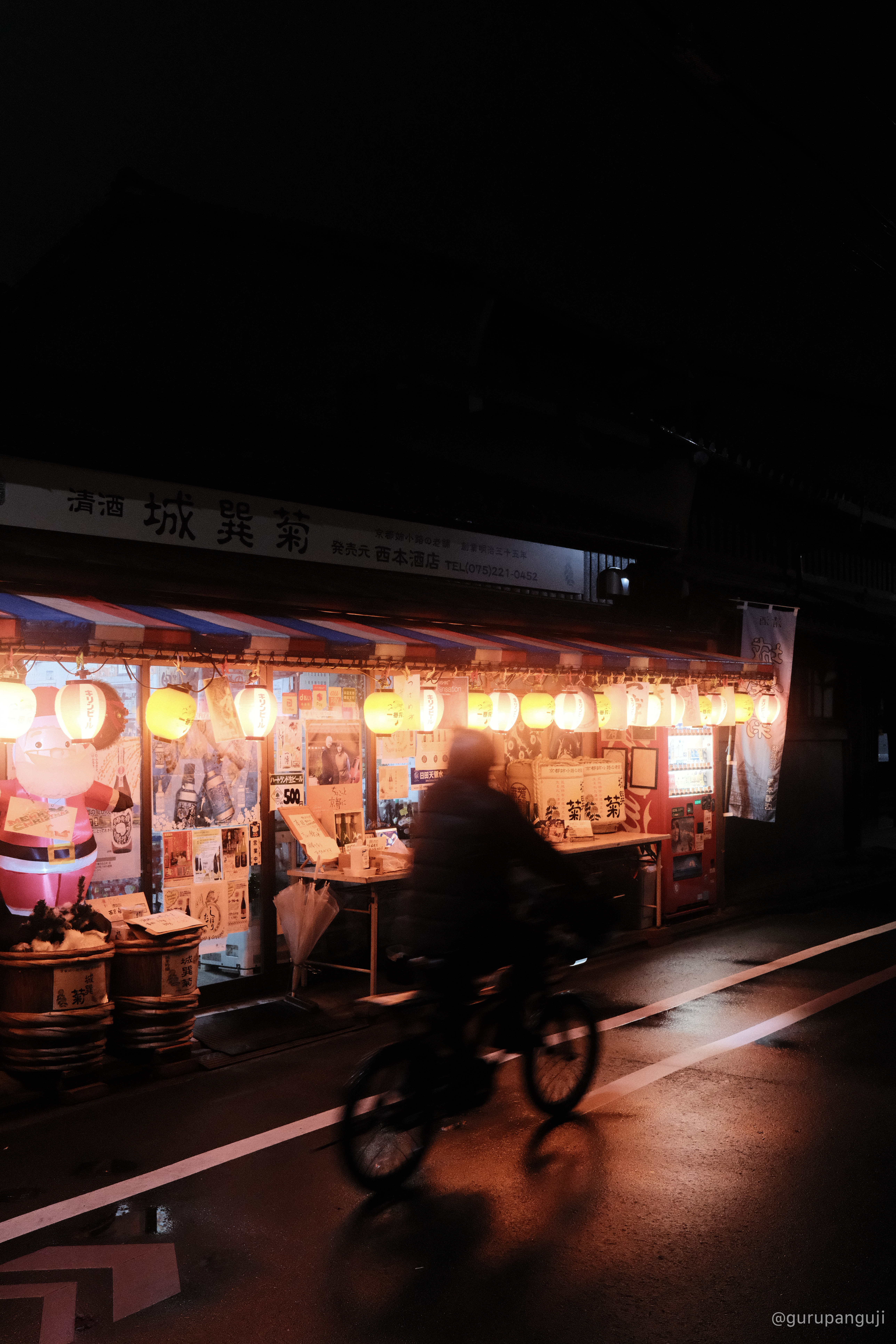 35mm-equivalent context scene demonstrating environmental storytelling